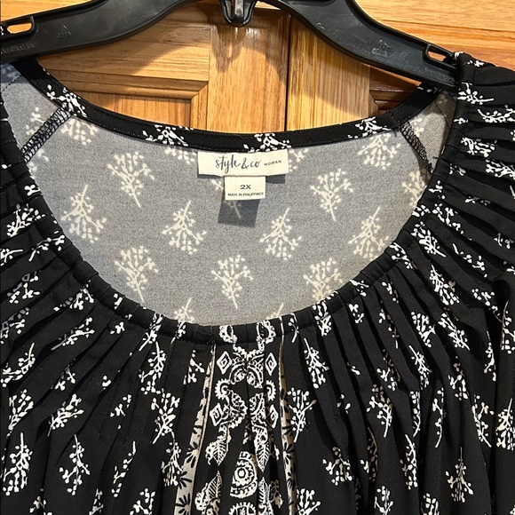 Black and white design top. Great for work to casual! - Picture 3 of 4